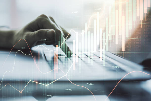 multi exposure von abstrakten finanzdiagramm mit handtypisierung auf laptop auf hintergrund, finanz-und handelskonzept - finanztechnologie stock-fotos und bilder