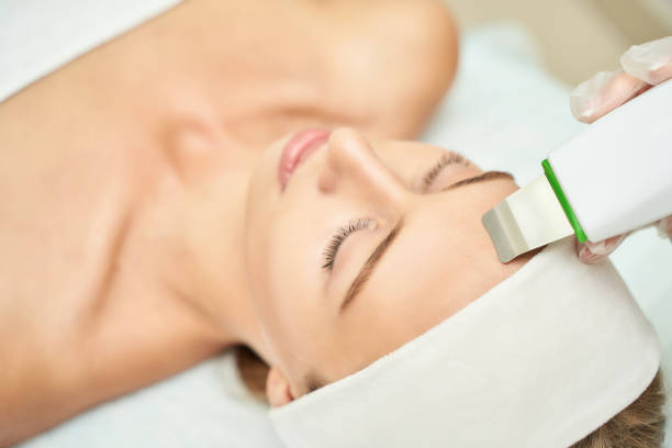 istock Ultrasound cosmetology scrubber. Face cavitation procedure. 1328655326