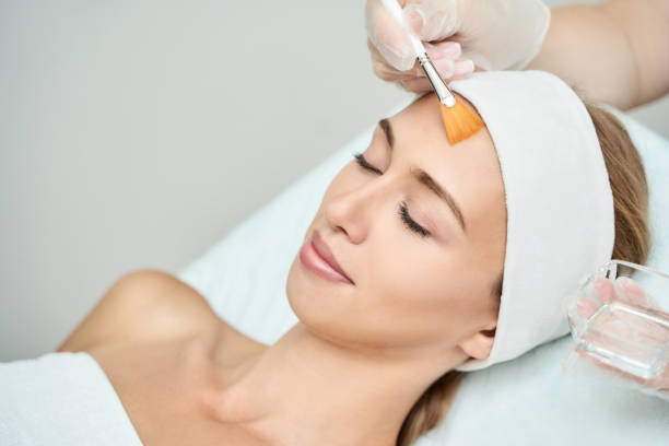 zabieg kosmetyczny kosmetologii. młoda kobieta pielęgnacja skóry. - peeling beauty treatment human face beautician zdjęcia i obrazy z banku zdjęć