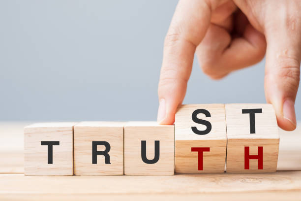 деловой человек вручную меняет деревянный кубовый блок с trust и truth деловое слово на фоне стола. надежность, вера, убеждения и концепция честн - доверие стоковые фото и изображения