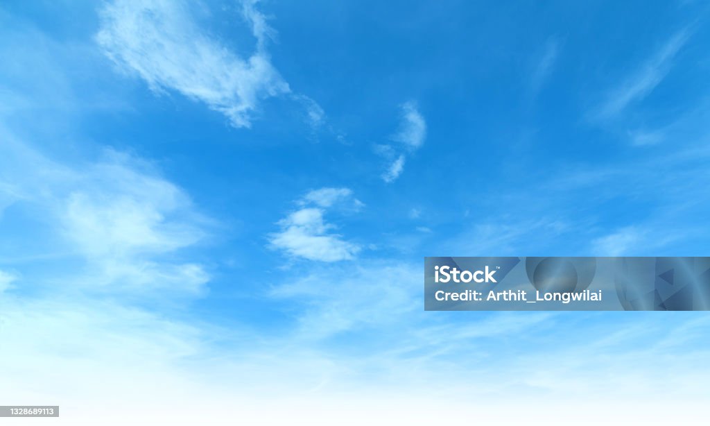 Cielo azul de verano y fondo blanco de nubes blancas. Hermosa nubes claras en la temporada de calma a la luz del sol. Paisaje nuboso cian vívido panorámico en el entorno natural. Horizonte exterior horizonte con sol de primavera. - Foto de stock de Cielo libre de derechos
