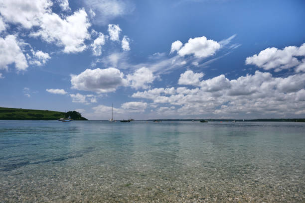 vistas sobre el agua desde st. mawes hasta la desembocadura del río fal en un soleado día de junio. - horizon over water england uk summer fotografías e imágenes de stock