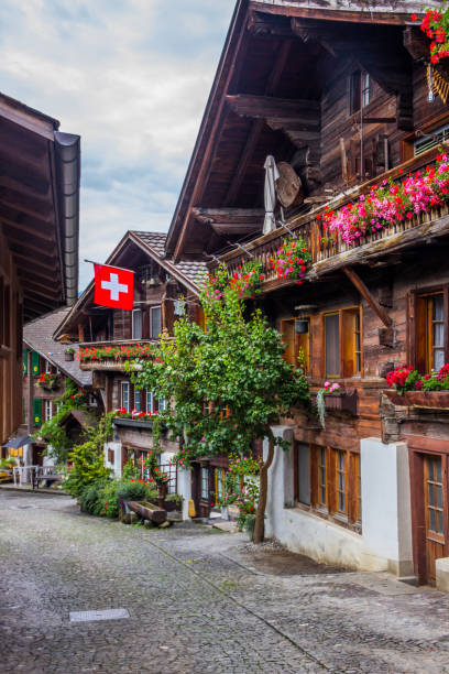 スイスアルプスのブリエンツの町 - brienz house switzerland european alps ストックフォトと画像
