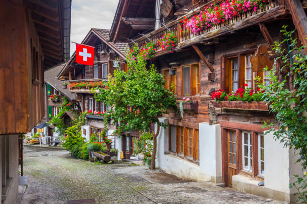 città di brienz nelle alpi svizzere - brienz house switzerland european alps foto e immagini stock