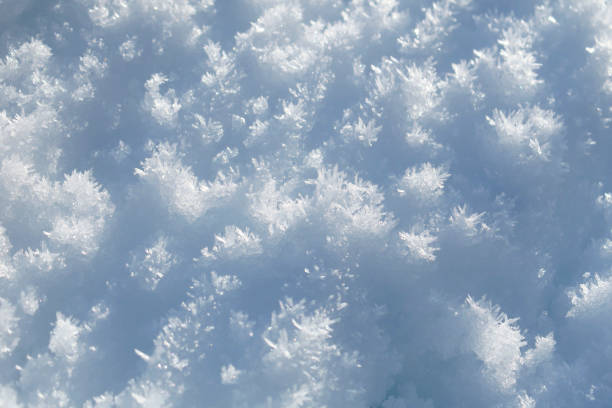 primo piatto di cristallo di ghiaccio, neve scintillante ghiacciata. - frost ice crystal winter macro foto e immagini stock