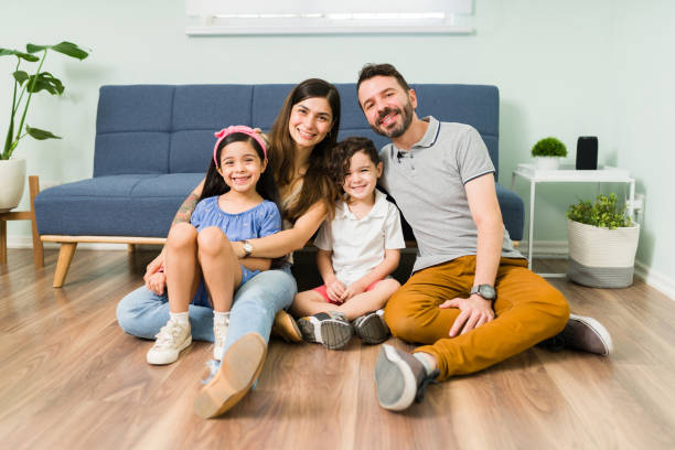 ritratto di una bella giovane famiglia latina di quattro persone - floor sitting foto e immagini stock