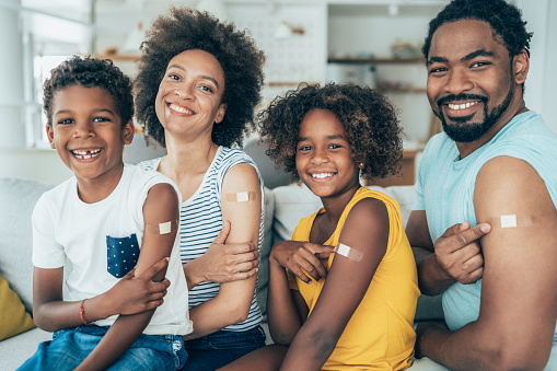 Retrato de una familia vacunada photo