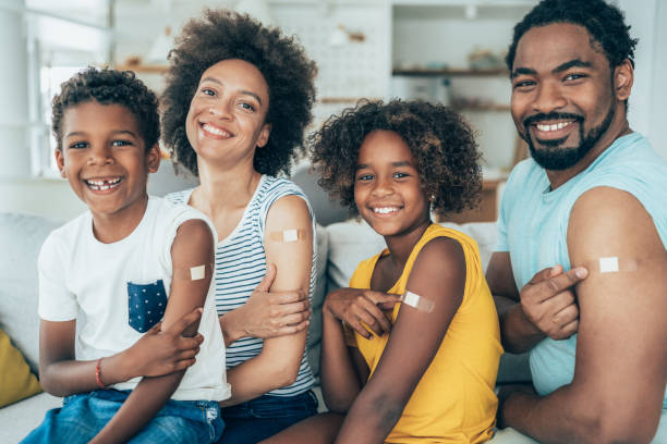 retrato de una familia vacunada - vacunación fotografías e imágenes de stock