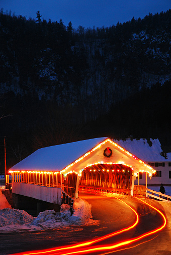 Puente cubierto de Navidad photo