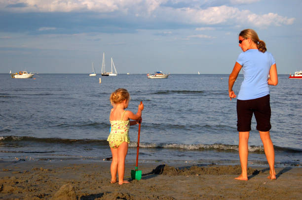 tempo in famiglia lungo la riva - sailing nautical vessel family lake foto e immagini stock