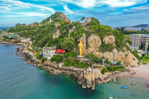 холм и пляж ват кхао такиаб в хуа хин, прачуап кхири кхан, таиланд - thailand asia famous place stone стоковые фото и изображения