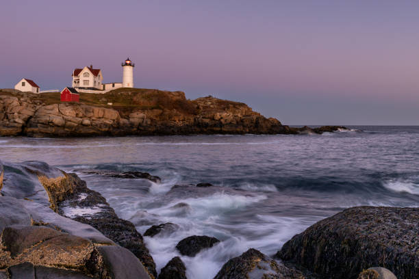 abend im nubble lighthouse - maine lighthouse york maine new england stock-fotos und bilder