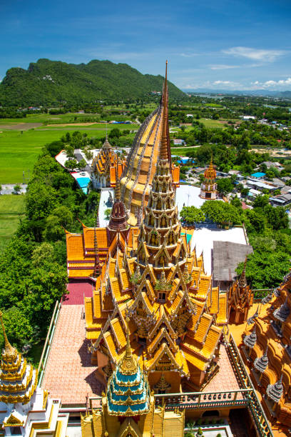 ワット・タム・カオ・ノイとワット・タム・スア(タイ、カンチャナブリ) - tiger cave temple kanchanaburi province ストックフォトと画像