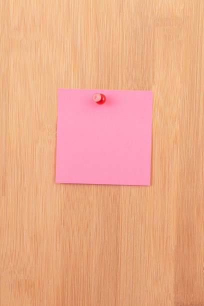 różowa notatka kleiła przypięta do drewnianej tablicy wiadomości - to do list checklist list adhesive note zdjęcia i obrazy z banku zdjęć