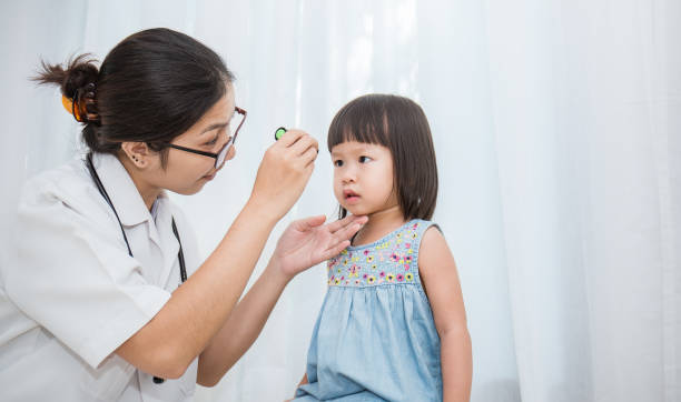 asiatische ärztin untersucht augen eines kleinen asiatischen mädchens in der klinik.  senior sucht in instrument zur augenkontrolle beim augenarzt. gesundheitsversorgung und medizin für kleinkinder kind konzept. - child asian ethnicity little girls toddler stock-fotos und bilder