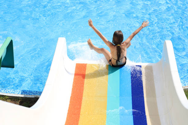divirtiéndose en un aquapark - early teens child swimming pool swimming fotografías e imágenes de stock
