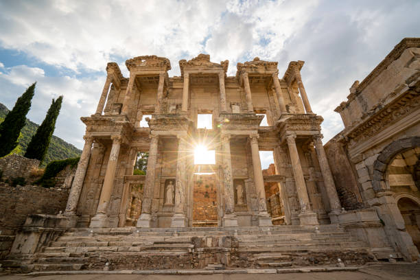 celcus library in ephesus bei sonnenuntergang, weitwinkelansicht - selcuk stock-fotos und bilder