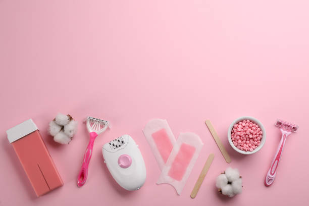 conjunto de ferramentas de depilação e produtos em fundo rosa, leigos planos. espaço para texto - electric trimmer - fotografias e filmes do acervo