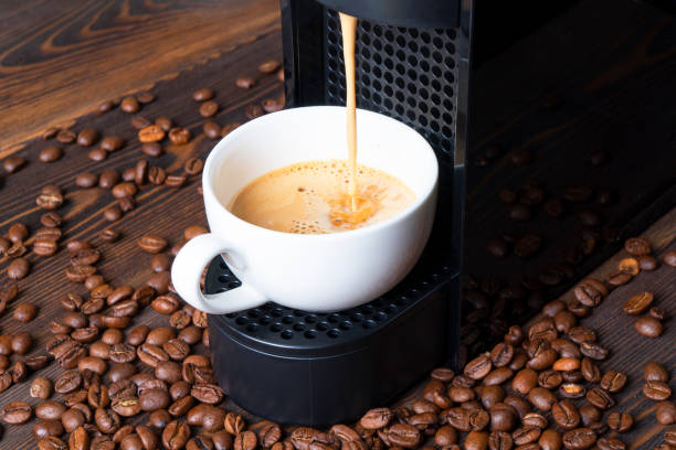 automatyczny ekspres do kawy z kapsułkami kawy lub kapsułami wylewającymi napój espresso. kawa w ekspresie do kawy. parzenie kawy - coffee contemporary arabica scented zdjęcia i obrazy z banku zdjęć