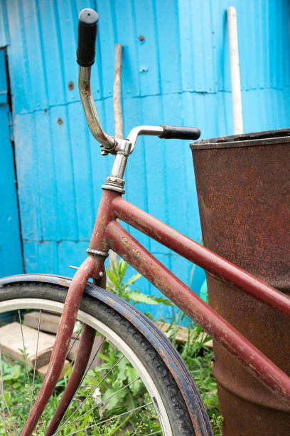 крупный план винтажного велосипеда на винтажном деревянном доме - bicycle wall green single object стоковые фото и изображения