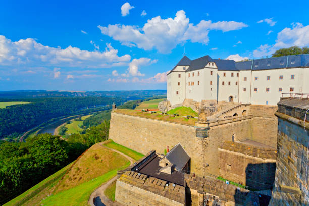 fortaleza de königstein en verano, sajonia, alemania - basteifelsen fotografías e imágenes de stock