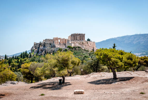 афинский акрополь, видимый с pnyx, он же холм пника - nike стоковые фото и изображения