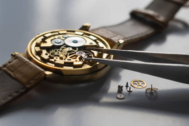 orologiaio riparazione orologi meccanici. riparazione ingranaggi. processo di riparazione dell'orologio - gold watch foto e immagini stock