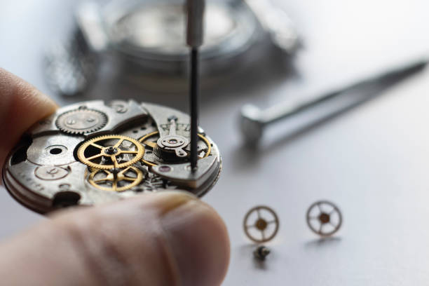 relojoeiro conserta relógios mecânicos. reparação de engrenagens. processo de reparo do relógio - watch maker work tool watch equipment - fotografias e filmes do acervo
