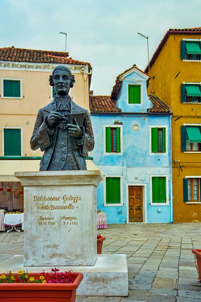 ブラノ島、ヴェネツィアのバルダッサレ・ガルッピ記念像 - european culture architecture vertical venice italy ストックフォトと画像