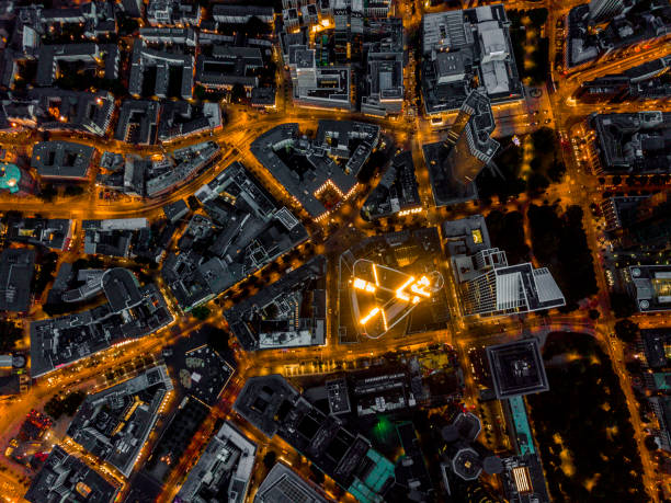 フランクフルト・アム・マイン、ドイツのスカイラインの空中俯瞰図(輝く通り) - frankfurt germany night skyline ストックフォトと画像