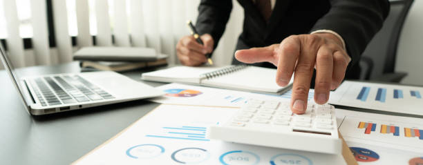 analyse d’homme d’affaires plan de fabrication, comptable calculer le rapport financier, ordinateur avec graphique graphique. concepts d’affaires, de finance et de comptabilité - tax graph financial report finance photos et images de collection