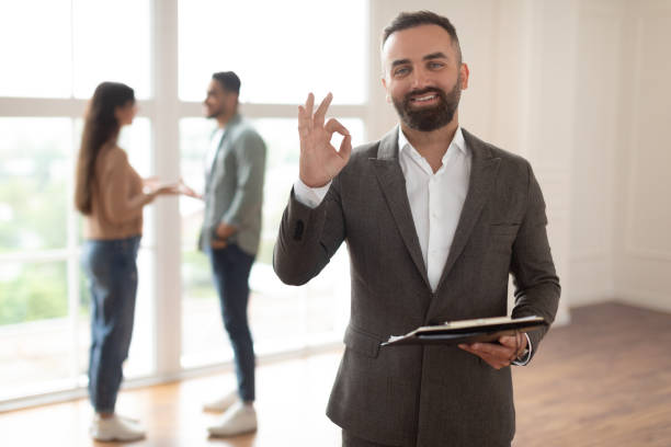 retrato de agente de bienes raíces mostrando ok signo - real estate agent fotografías e imágenes de stock