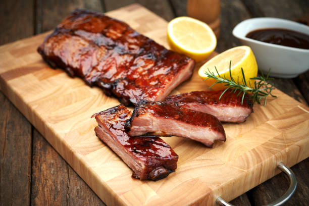 costillas de cerdo asadas y en rodajas - costilla fotografías e imágenes de stock