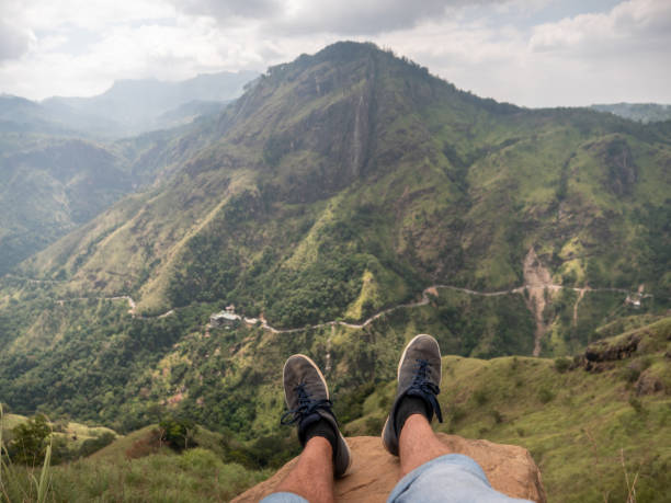 точка зрения человека, сидящего на вершине горы, смотрит в поле зрения. - пик адама стоковые фото и изображения