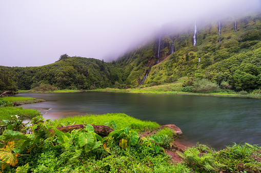 Paisaje escénico de las Azores, isla de Flores. Laguna icónica con más de 20 cascadas separadas en una sola cara de roca, que desemboca en el lago Alagoinha. El mejor destino de viaje en Portugal, lugar de vacaciones increíbles photo