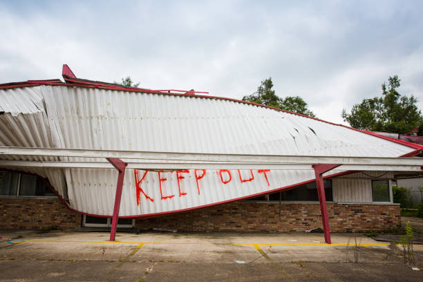 屋根が崩壊し、スプレーを塗ったままにする建物 - commercial sign ストックフォトと画像