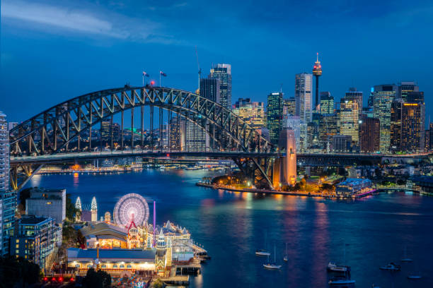 image du paysage urbain de sydney, en australie, avec harbour bridge et l’horizon de sydney au coucher du soleil - sydney australia australia sydney harbor skyline photos et images de collection