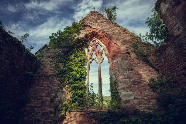 церковь святой марии в тинтерне, уэльс - wales stone cross religion стоковые фото и изображения