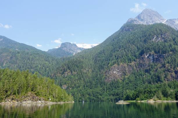 vues spectaculaires de l’entrée princess louisa dans l’anse jervis, avec des falaises géantes et de belles forêts verdoyantes en arrière-plan, une destination de navigation incroyable, sur la côte ensoleillée, b.c., canada - jervis inlet photos et images de collection