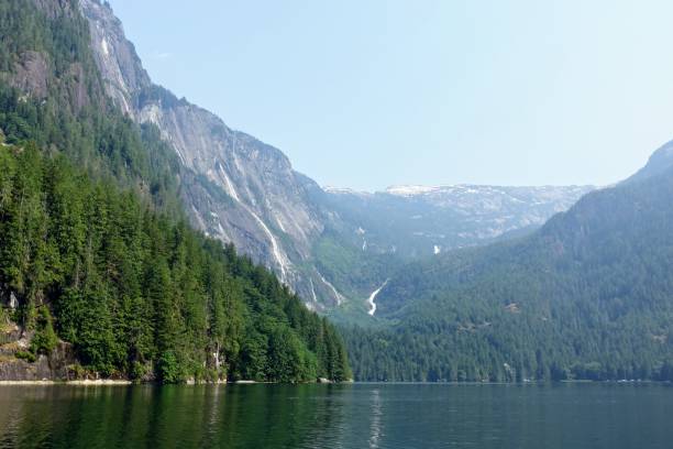 vues spectaculaires de l’entrée princess louisa dans l’anse jervis, avec des falaises géantes et de belles forêts verdoyantes en arrière-plan, une destination de navigation incroyable, sur la côte ensoleillée, b.c., canada - jervis inlet photos et images de collection