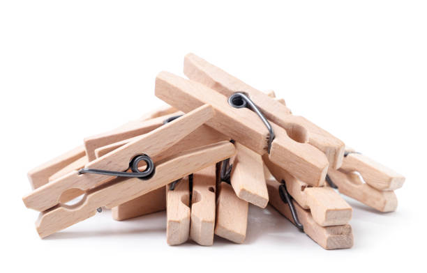 un montón de pinzas de madera sobre un fondo blanco. aislado - pinza de colgar la ropa fotografías e imágenes de stock