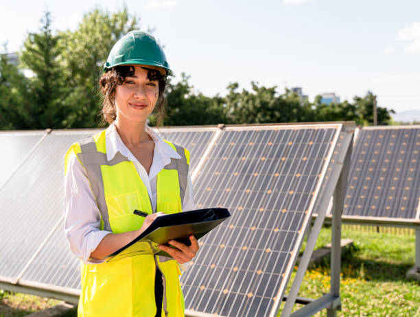 再生可能エネルギー計画の労働者、太陽光発電所で働く若い女性 - solar panel engineer solar power station solar energy ストックフォトと画像