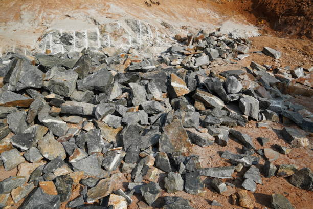 pile de roches, c’est-à-dire l’extraction de lithium et les ressources naturelles comme l’extraction de calcaire dans une carrière. - transformer stone machine metal photos et images de collection