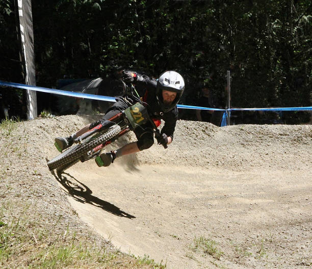 la juventud en la carrera de bicicleta de montaña - bmx cycling sport teenagers only teenager fotografías e imágenes de stock