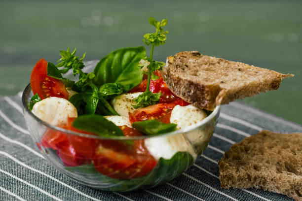 카프리세 샐러드 - caprese salad heirloom tomato salad food 뉴스 사진 이미지
