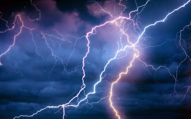 lightnings during summer storm - relâmpago imagens e fotografias de stock