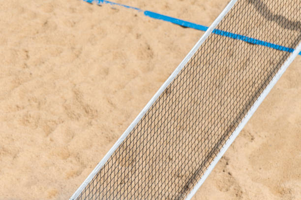 砂浜の背景にビーチバレーとビーチテニスネット。夏のスポーツコンセプト - volleying ストックフォトと画像