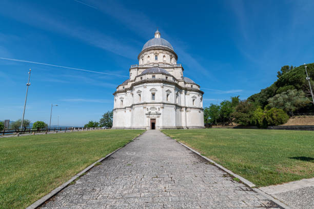 サンタ・マリア・デッラ・コンソラツィオーネのトディ教会 - architecture blue building exterior cathedral ストックフォトと画像