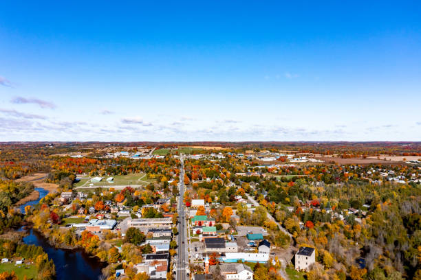 воздушный центр города эрин в округе веллингтон, эрин, канада - wellington ontario стоковые фото и изображения