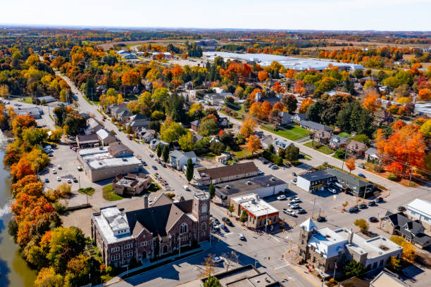 centro aéreo fergus e grand river em wellington county, fergus, canadá - wellington ontario - fotografias e filmes do acervo